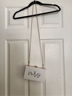 Mrs. gold chain crossbody